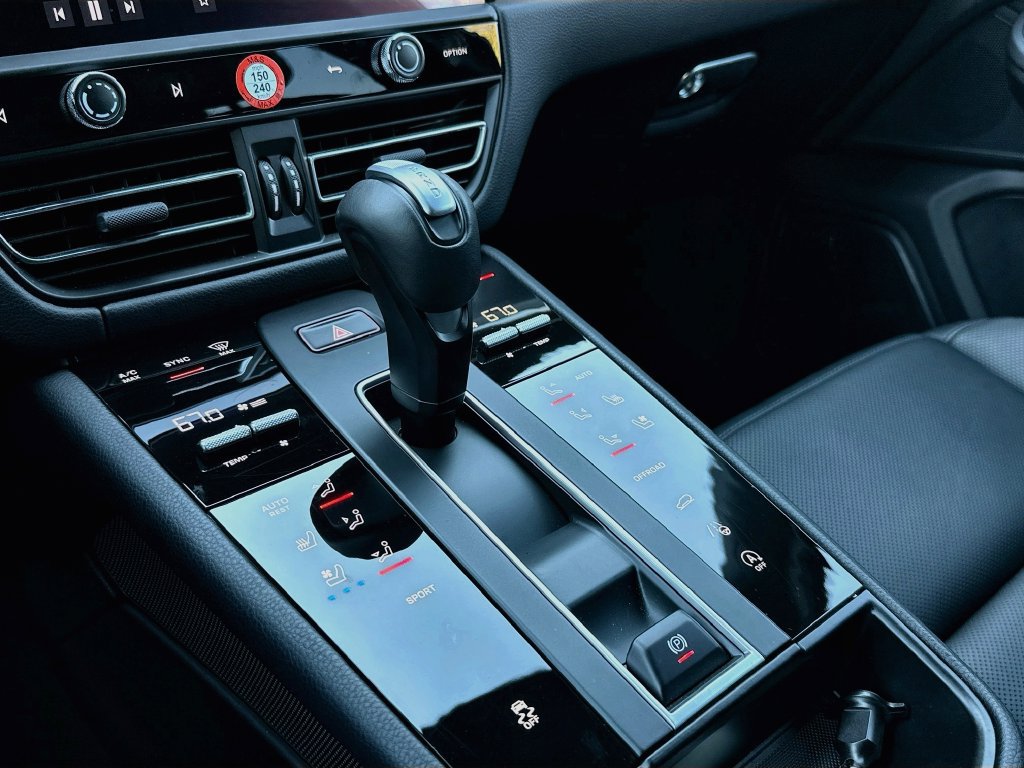 Certified 2026 Porsche Macan AWD/4WD image 19