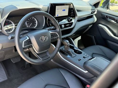 Used 2025 Toyota Highlander XLE FWD image 9