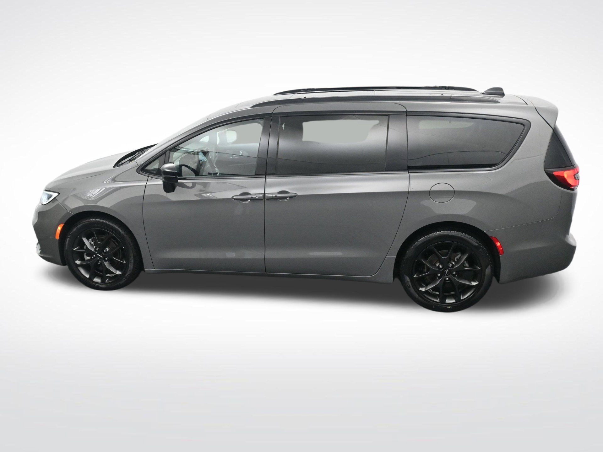Used 2025 Chrysler Pacifica Limited FWD image 28