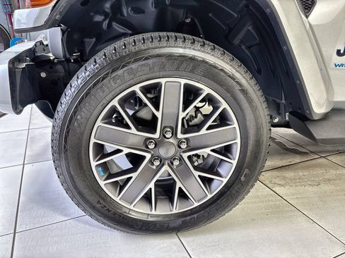 Used 2022 Jeep Wrangler Unlimited Sahara AWD/4WD image 19
