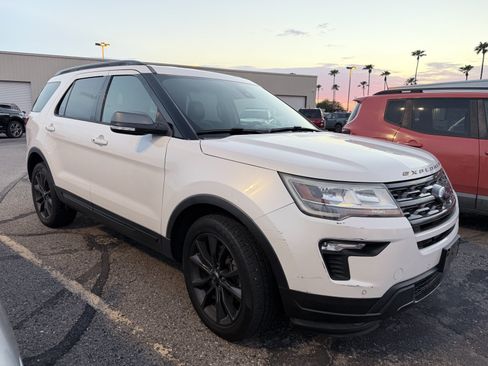 Used 2018 Ford Explorer XLT w/ Equipment Group 202A AWD/4WD image 2