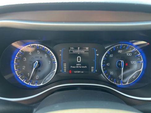 Used 2017 Chrysler Pacifica Touring-L w/ Tire & Wheel Group FWD image 11