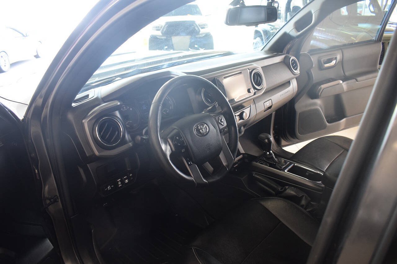 Used 2017 Toyota Tacoma TRD Sport w/ Tow Package (A/T) AWD/4WD image 28