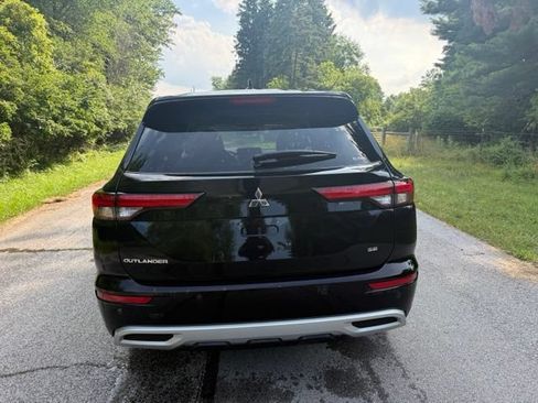 Used 2024 Mitsubishi Outlander SE AWD/4WD image 3