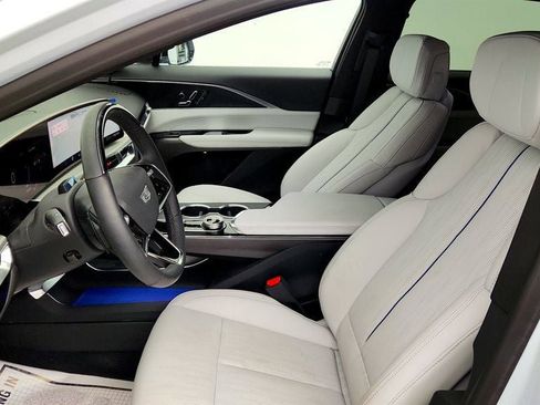 Used 2026 Cadillac Lyriq Luxury AWD/4WD image 18