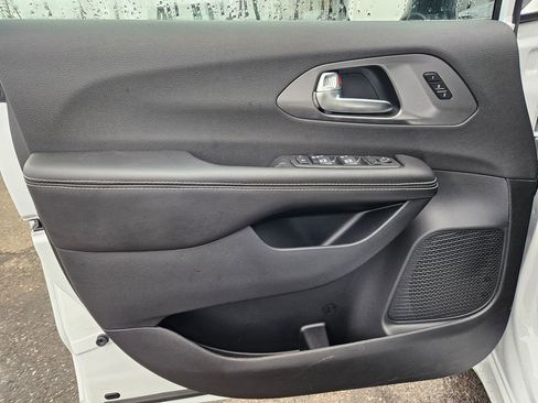 New 2026 Chrysler Pacifica Select FWD image 11