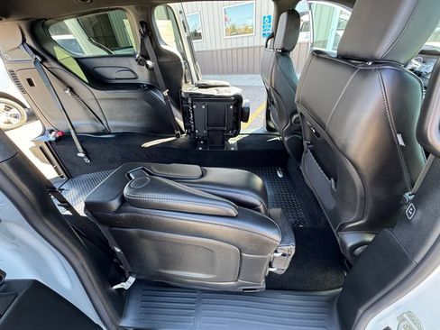 Used 2026 Chrysler Pacifica Select FWD image 17