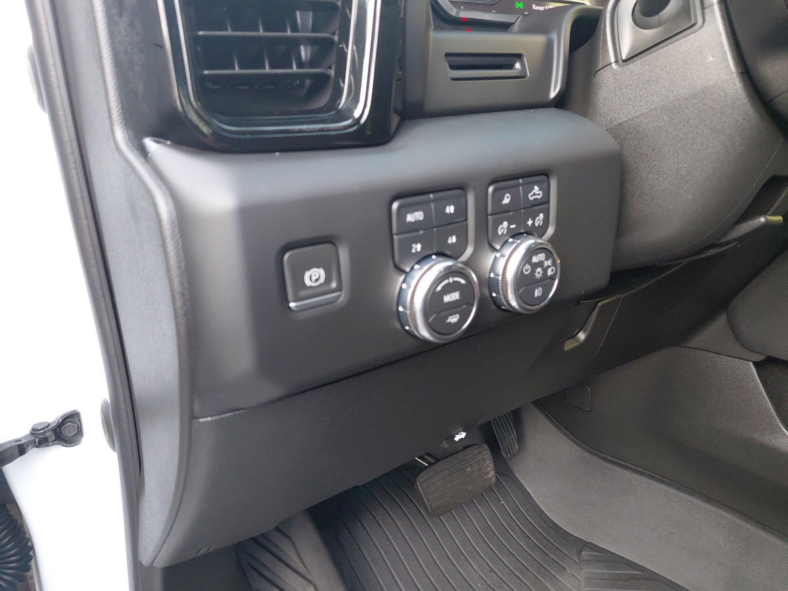Used 2024 GMC Sierra 3500 AT4 w/ AT4 Preferred Package AWD/4WD image 23