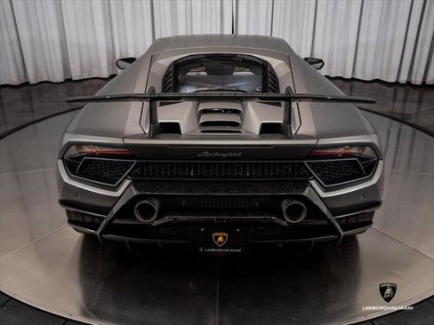 Used 2018 Lamborghini Huracan Performante AWD/4WD image 11