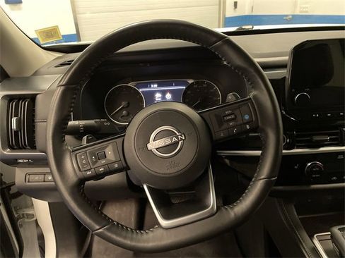 Used 2024 Nissan Pathfinder SL w/ Black Appearance Package image 14