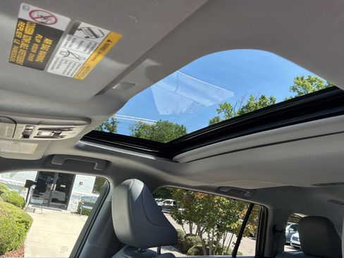 Used 2021 Toyota Highlander XLE FWD image 28