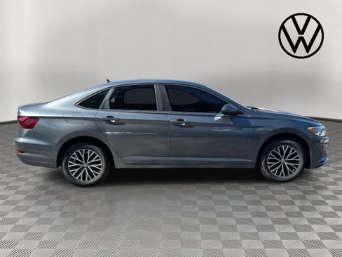 Used 2021 Volkswagen Jetta SE w/ SE Cold Weather Package image 2