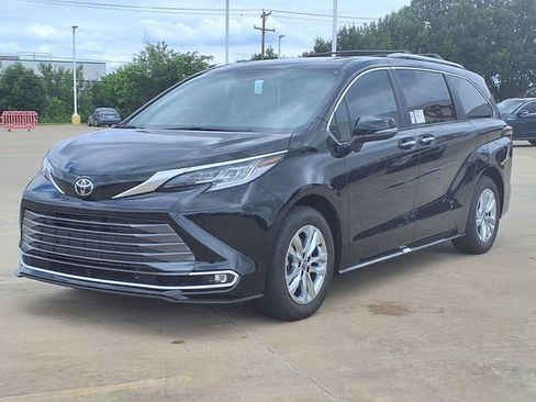 Used 2026 Toyota Sienna Limited FWD image 3