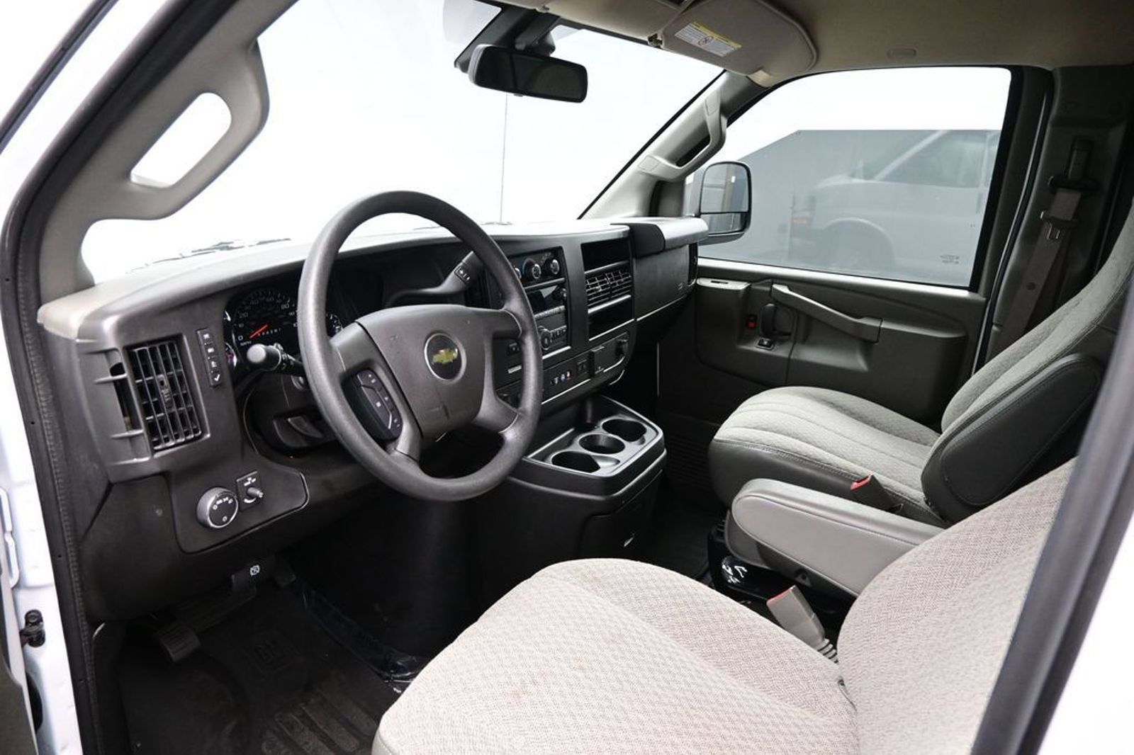 Used 2025 Chevrolet Express 3500 LT w/ LT Preferred Equipment Group RWD image 8
