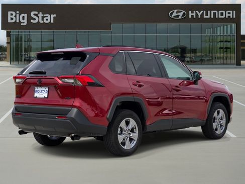 Used 2025 Toyota RAV4 XLE w/ Convenience Package FWD image 4