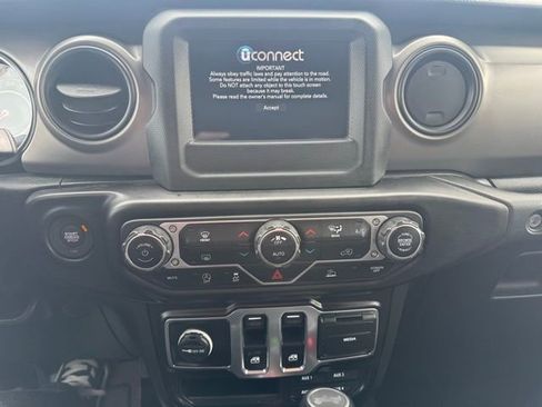 Certified 2022 Jeep Wrangler Sport AWD/4WD image 17
