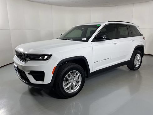 New 2025 Jeep Grand Cherokee Laredo X w/ Luxury Tech Group I AWD/4WD image 4