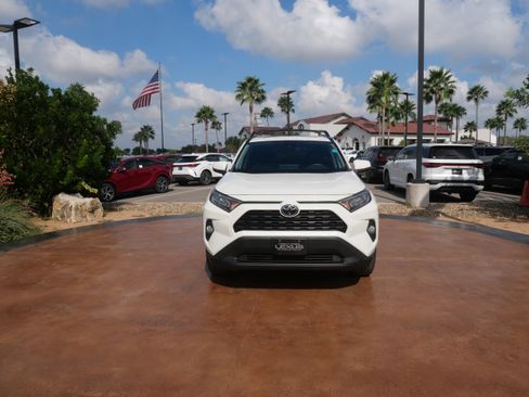 Used 2021 Toyota RAV4 XLE Premium image 6