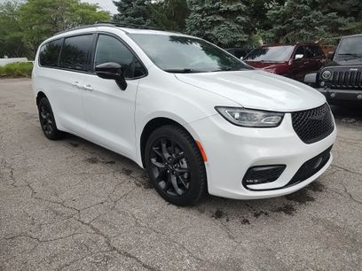 Used 2023 Chrysler Pacifica Limited w/ Uconnect Theater Family Group