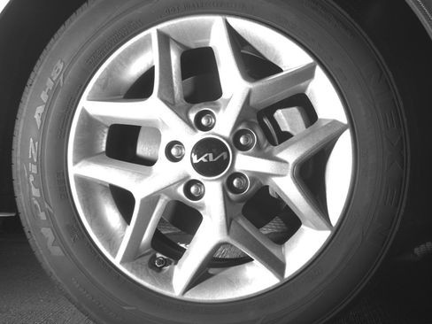 Used 2025 Kia Soul LX w/ LX Technology Package FWD image 13