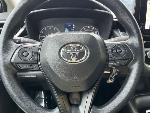 Used 2025 Toyota Corolla LE image 28
