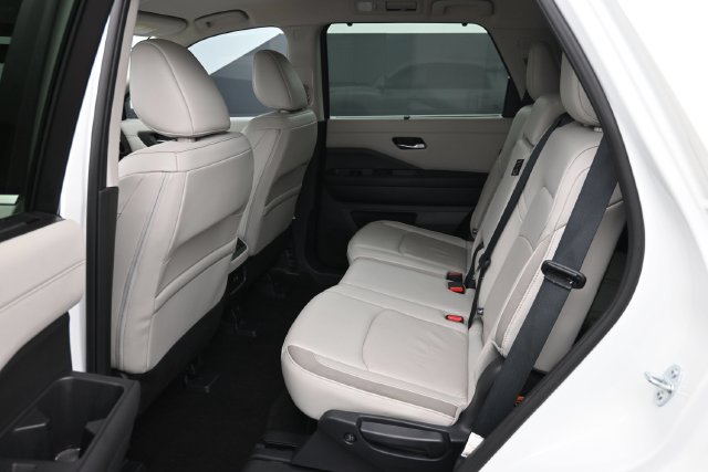 Used 2024 Nissan Pathfinder SL FWD image 7