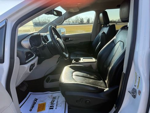 Used 2022 Chrysler Pacifica Touring-L image 25