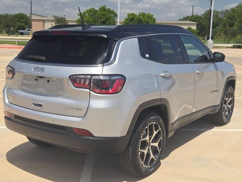 Used 2025 Jeep Compass Limited AWD/4WD image 3