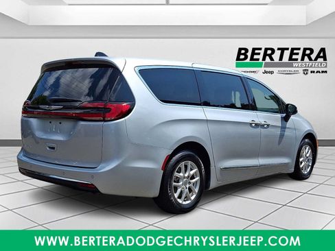 Certified 2023 Chrysler Pacifica Touring-L FWD image 6