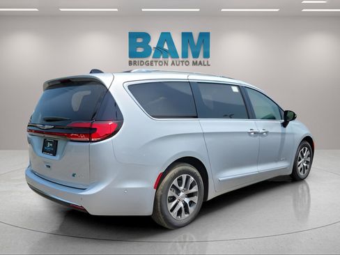 New 2023 Chrysler Pacifica Pinnacle image 4
