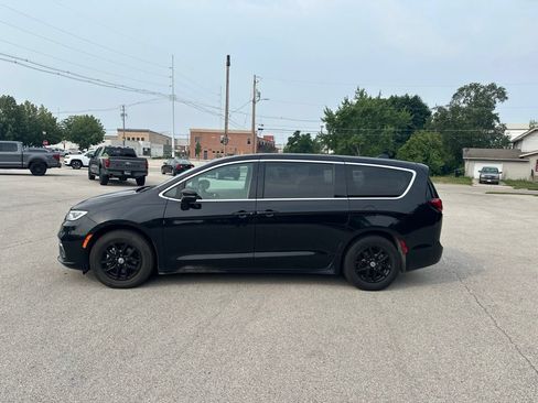 Used 2024 Chrysler Pacifica Touring-L FWD image 3