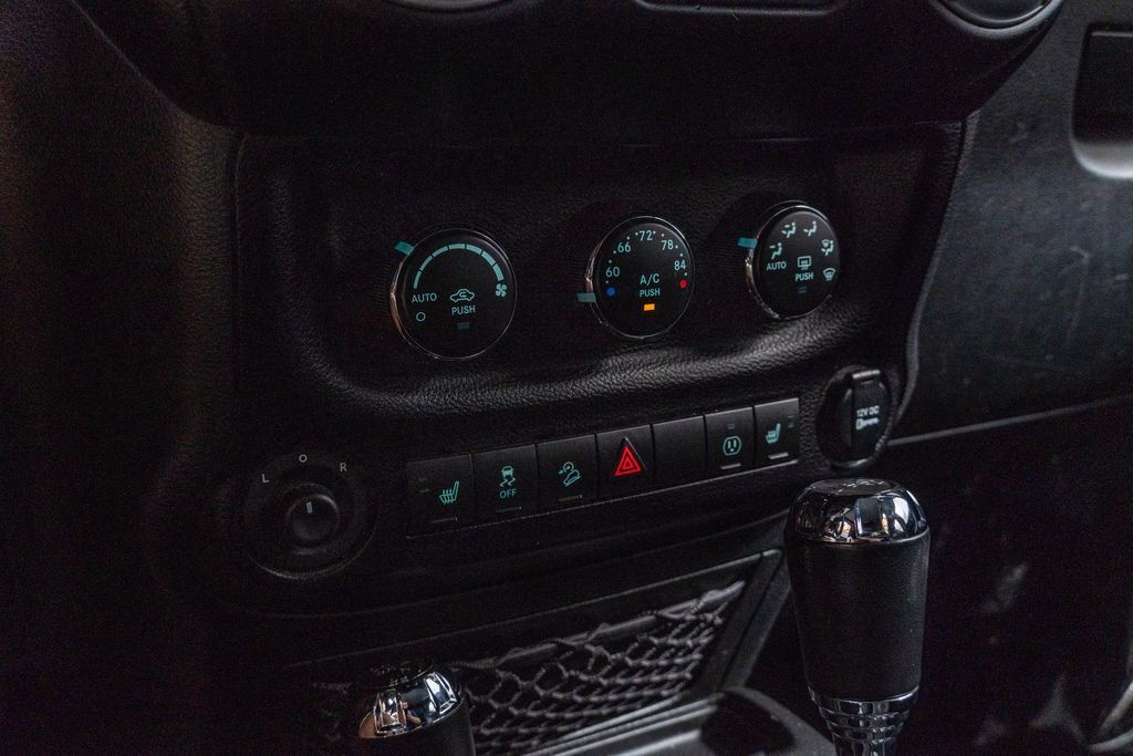 Used 2015 Jeep Wrangler Unlimited Rubicon AWD/4WD image 24