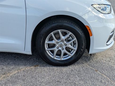 Used 2024 Chrysler Pacifica Touring-L image 11