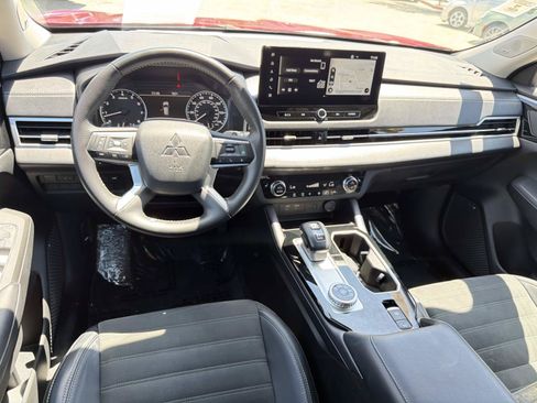 Used 2025 Mitsubishi Outlander SE FWD image 7