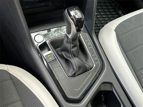 Used 2025 Volkswagen Taos SE image 33