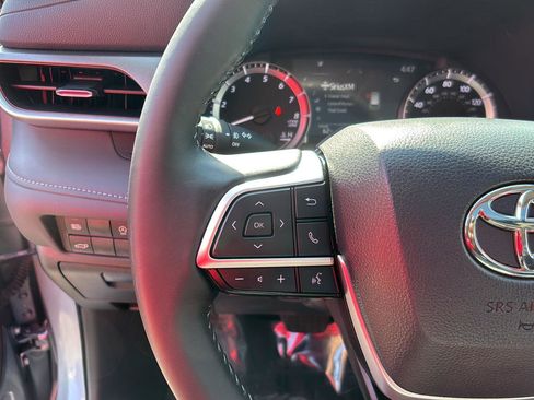 Used 2024 Toyota Highlander XLE AWD/4WD image 28
