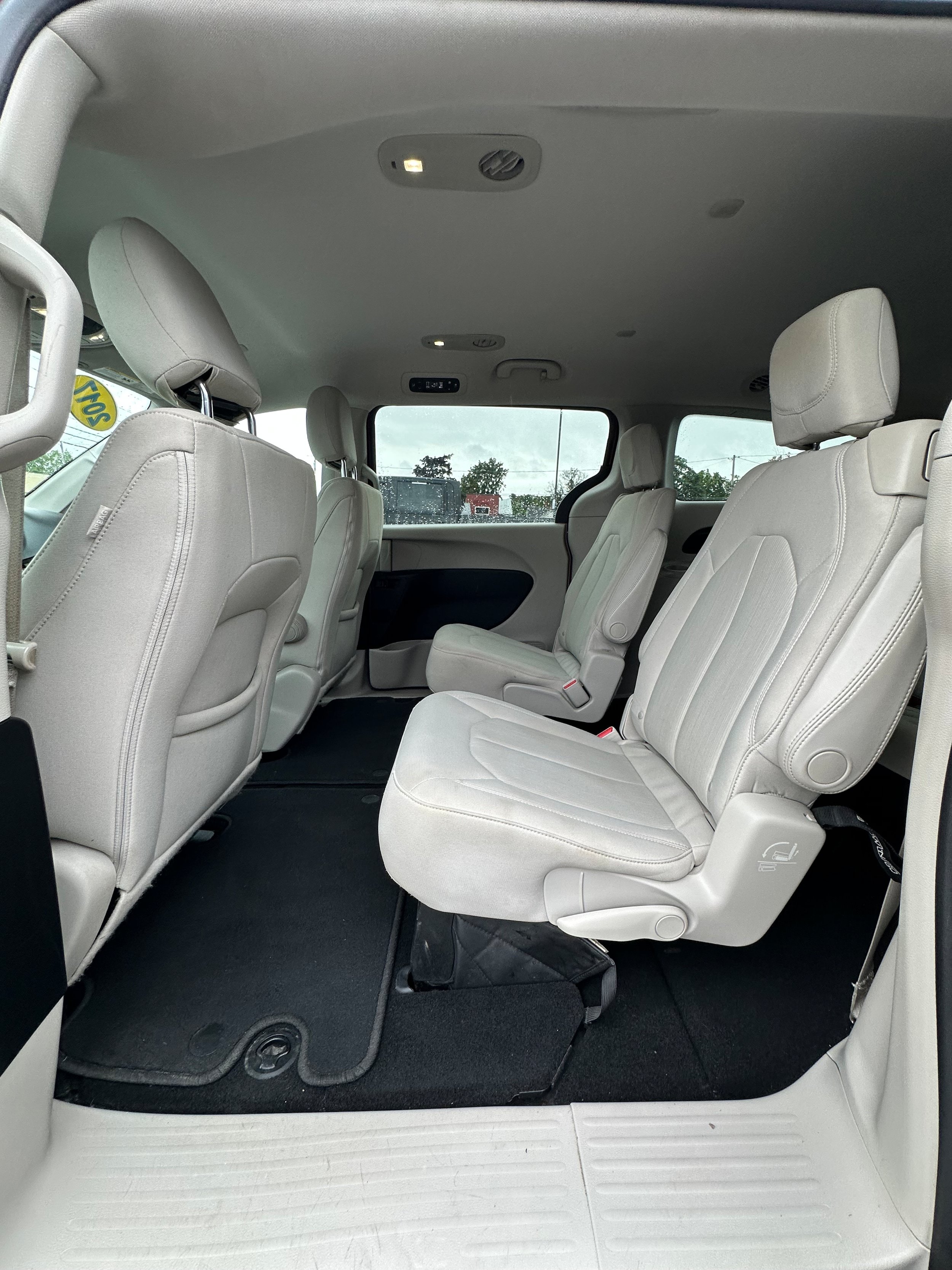 Used 2017 Chrysler Pacifica LX FWD image 17