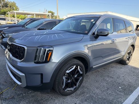 Certified 2024 Kia Telluride EX w/ EX Captain's Chair Package FWD image 3