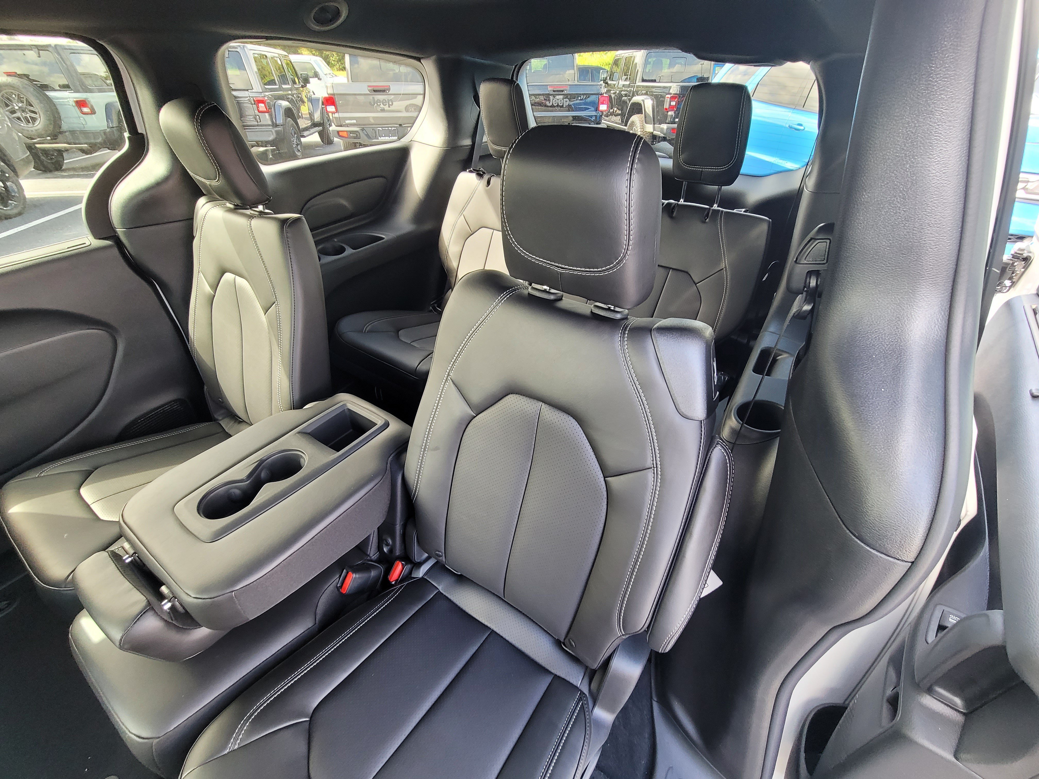 New 2027 Chrysler Pacifica Select FWD image 11