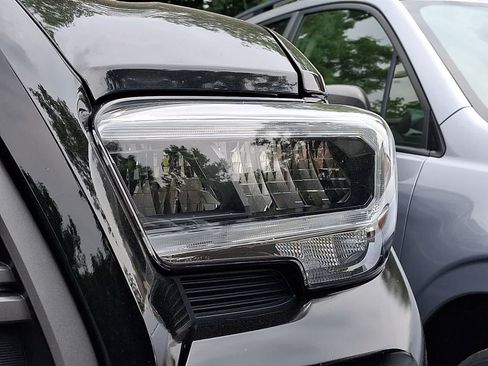 Used 2022 Toyota Tacoma TRD Sport w/ Technology Package AWD/4WD image 5