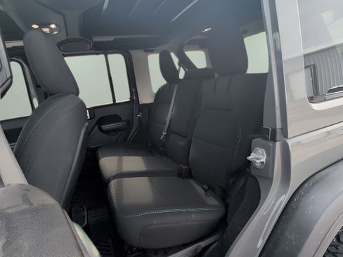 Used 2022 Jeep Wrangler Unlimited Rubicon 4xe w/ Cold Weather Group AWD/4WD image 18