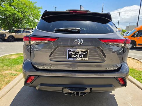 Used 2022 Toyota Highlander XLE AWD/4WD image 6