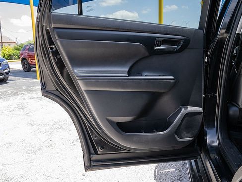 Used 2020 Toyota Highlander XLE FWD image 11