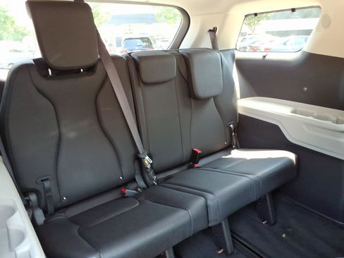 Used 2024 Kia Carnival EX FWD image 29