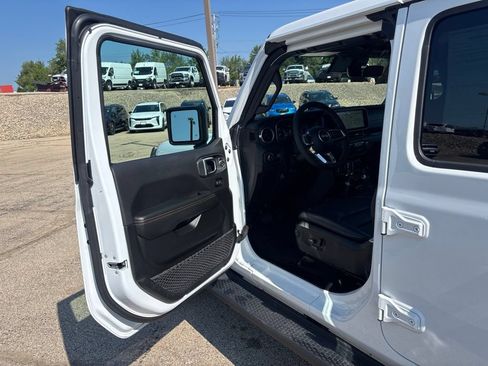 Used 2024 Jeep Wrangler Unlimited Sahara w/ Technology Group AWD/4WD image 10