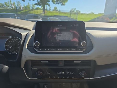 Used 2024 Nissan Rogue SV AWD/4WD image 9