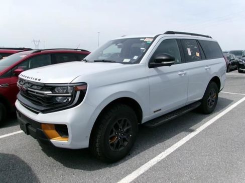 Used 2025 Ford Expedition Tremor image 3