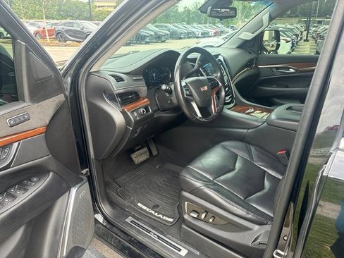 Used 2018 Cadillac Escalade Premium Luxury RWD image 3