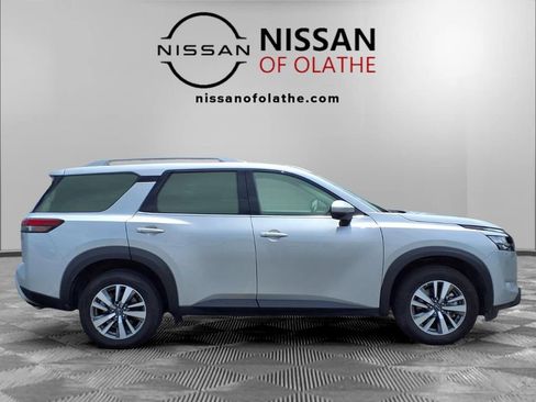 Used 2025 Nissan Pathfinder SL FWD image 30