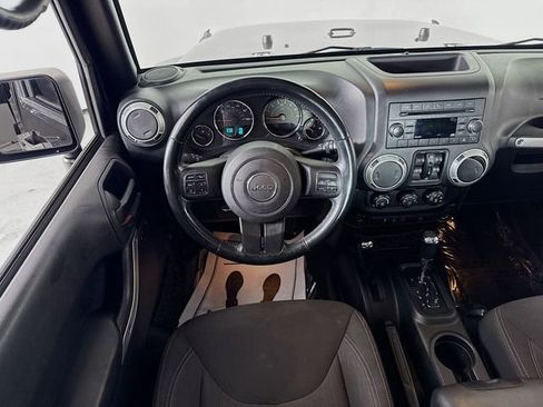 Used 2017 Jeep Wrangler Unlimited Sahara w/ Connectivity Group image 18